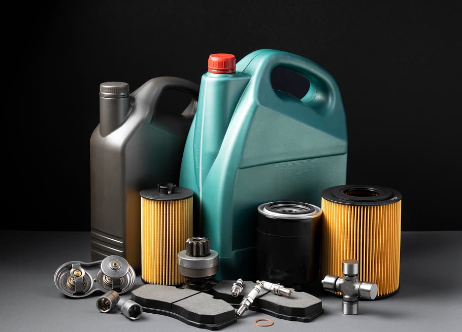 Изображение канистры моторного масла и автомобильных фильтров